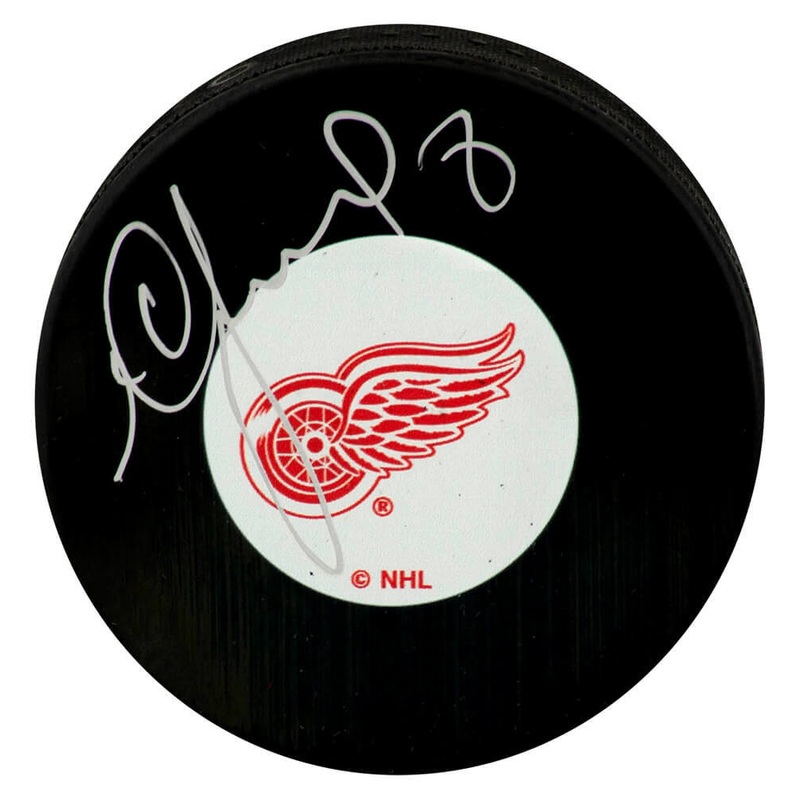 Igor Larionov Signed Detroit Red Wings Logo Hockey Puck – (SCHWARTZ COA)