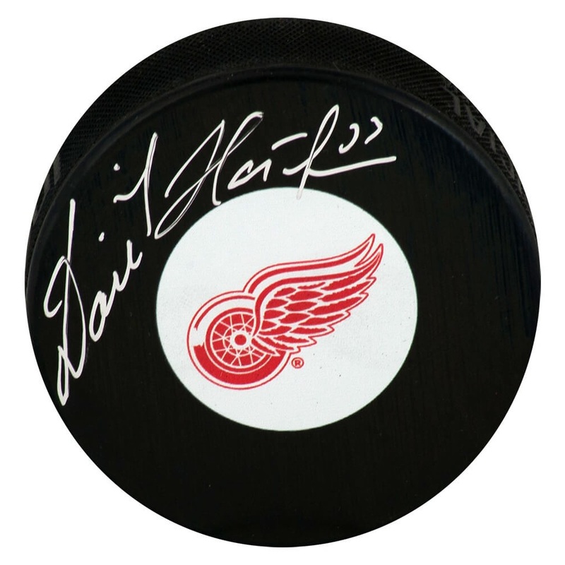 Dominik Hasek Signed Detroit Red Wings Medium Logo Hockey Puck – (SCHWARTZ COA)